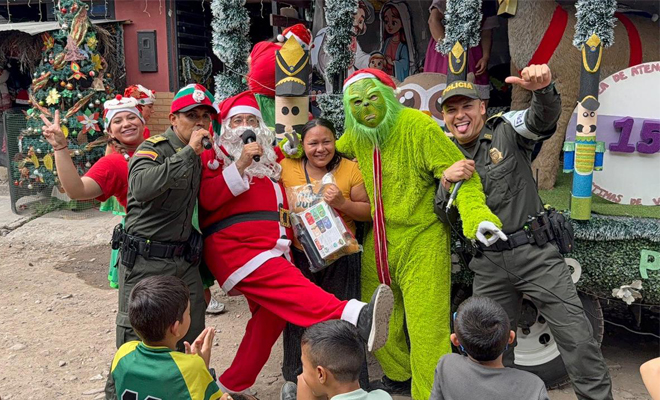 El Grupo de Policía Comunitaria y de Infancia y Adolescencia estuvieron en el barrio Pinares de Oriente llevando alegría y diversión a los niños, niñas y adolescentes a través de la novena navideña