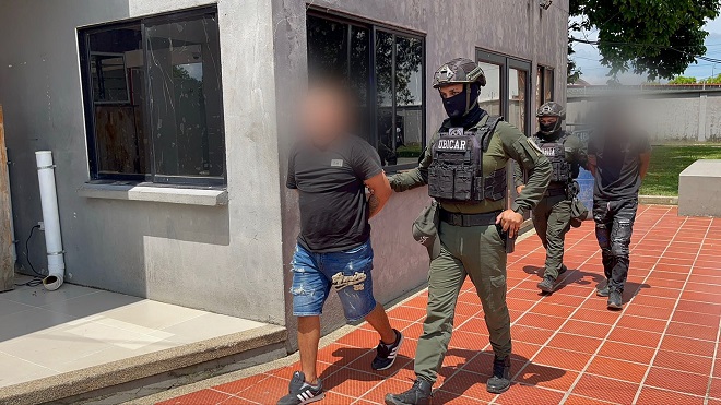 Durante nueve allanamientos en barrios de Granada, la Policía incautó armas, municiones y drogas, desmantelando una red que operaba cerca de centros educativos y zonas residenciales.