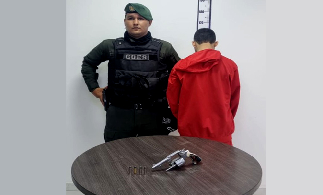 Se le halló en su poder un revolver calibre 38 con cuatro cartuchos para el mismo.