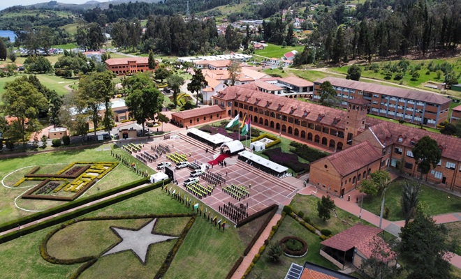 foto panor&aacute;mica de la ESJIM durante la ceremonia