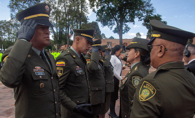 entrega de condecoraciones al personal que integra la escuela ESJIM