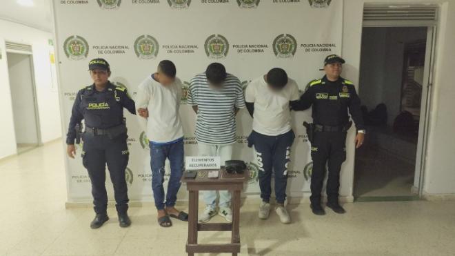 En rápida reacción policial fueron capturados tres presuntos delincuentes, tras hurtar prendas de oro, celulares y accesorios de alta gama 