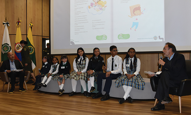 Escritores libro colegios dela Policía