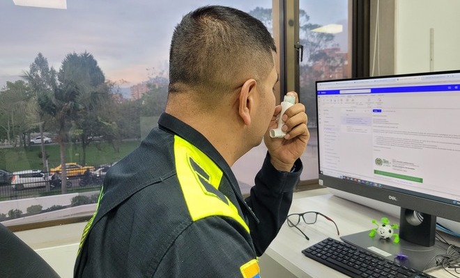 Las personas tienen más riesgo de contraer esta enfermedad si tienen familiares asmáticos o sufren de alergias.