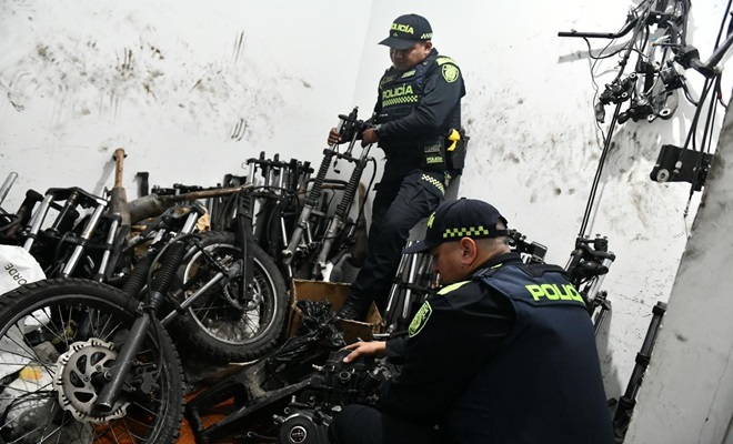 Llantas y autopartes de motos halladas por la Policía en habitación  