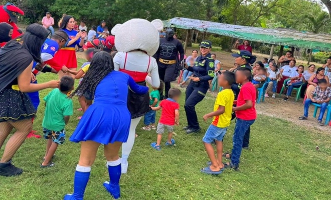 Con música, sonrisas y actividades llenas de valores, la Policía Comunitaria y la Defensoría del Pueblo fortalecieron lazos de confianza con la comunidad de la vereda Burro Quemado.