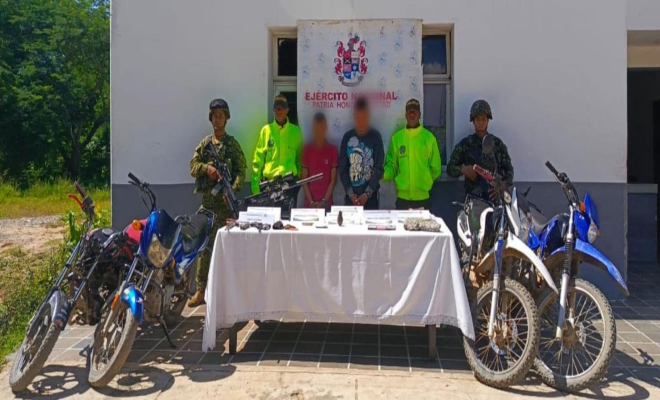 Los tres fueron sorprendidos en medio de un operativo de registro