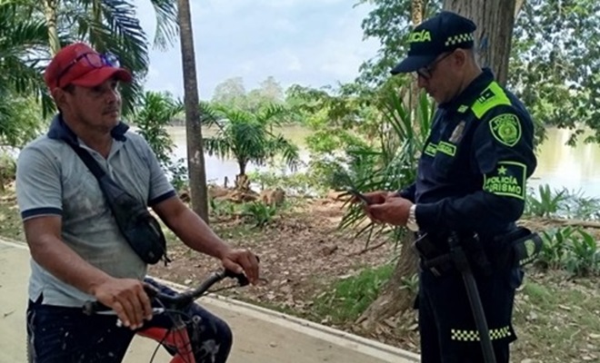 Policía tomando solicitud de antecedente a un ciudadano