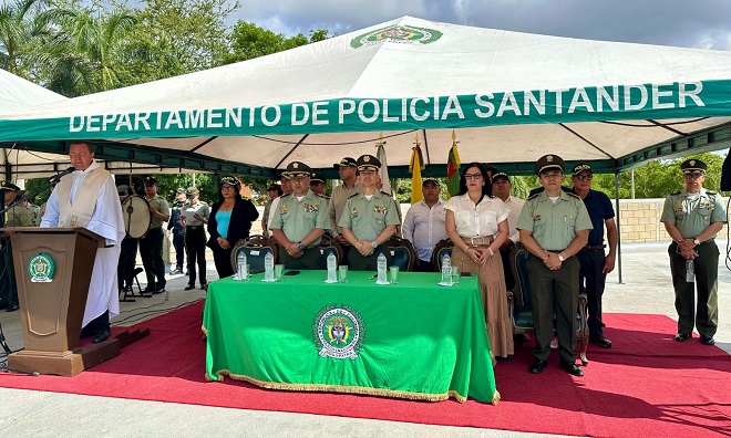 Mesa principal de las autoridades en la entrega de vehículos