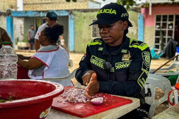 Con la participación de niños, jóvenes, adultos y uniformados de la Policía Nacional, se realizó con satisfacción la olla comunitaria en el barrio Las Tablitas.