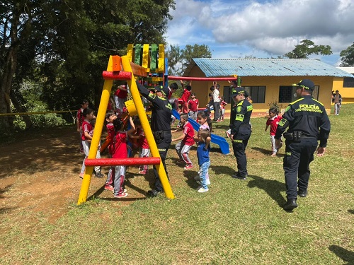 Niños disfrutando del parque infantil