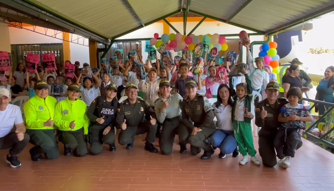 Niños y autoridades en el regreso a clases