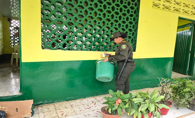 Polic&iacute;a pinta escuela en una vereda