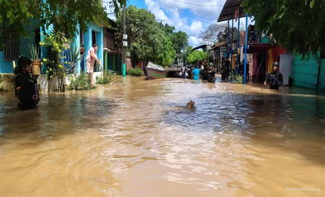 Patrullajes entre el agua: Las policías desafían la corriente para no dejar sola a Tibú