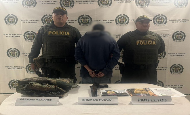 Capturado con arma de fuego y prendas militares 