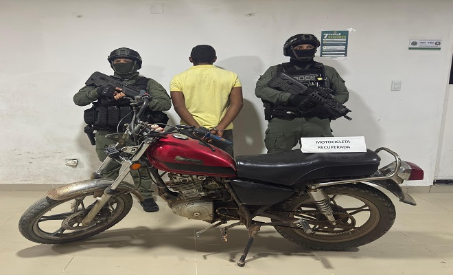 Uno de los detenidos tenía en su poder 19 cartuchos de munición calibre 9 mm.