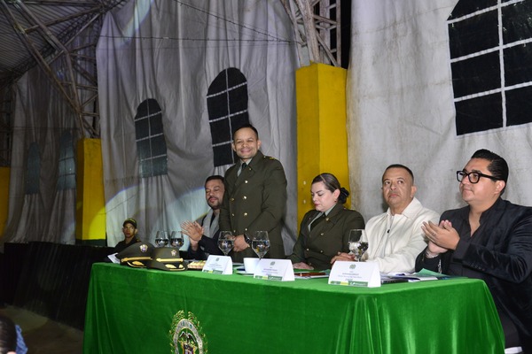 Grupo que integra el jurado calificador en el certamen de elección y coronación de la Reina de la Policía Nacional
