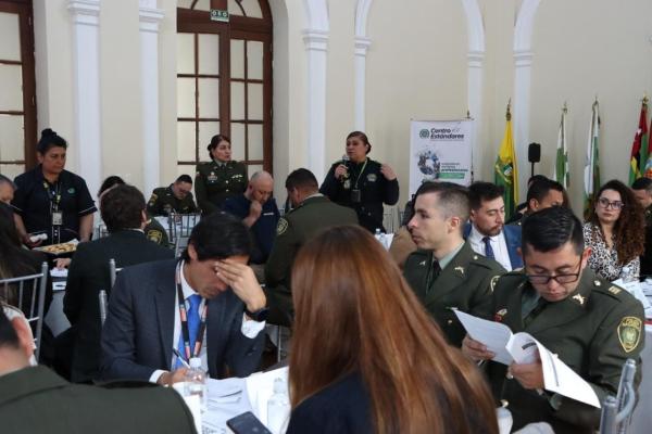 Representante de derechos humanos, exponiendo ante el personal asistente al taller de insumos, la interacción con los comandantes de estación de policía.