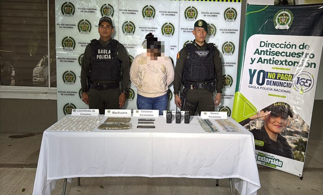 Dos polic&iacute;as con un capturado y elementos incautados