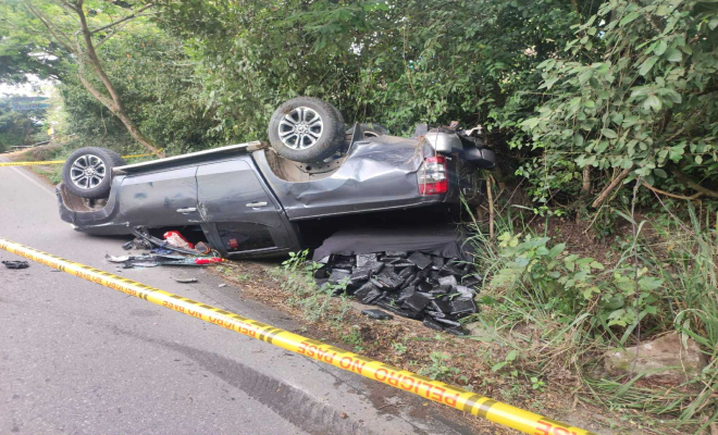 Vehículo volcado, bolsas de marihuana empaquetada fuera de el en el piso