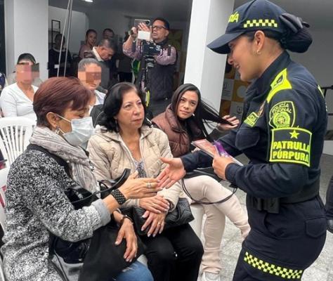 Una mujer policía de la patrulla púrpura, junto con varias mujeres