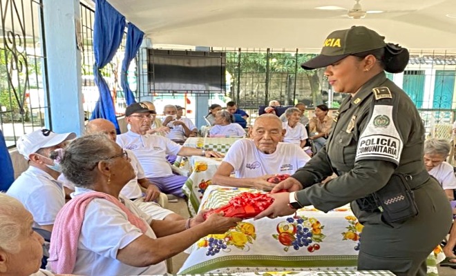 La Patrulla Púrpura y la Policía Comunitaria celebraron el mes del amor y la amistad en el Asilo Perpetuo Socorro, exaltando el legado y la sabiduría de nuestros adultos mayores.