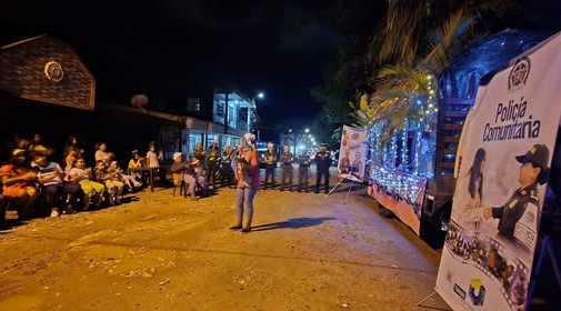 En la capital de la esperanza la Policía Comunitaria ilumina la Navidad con un pesebre móvil.