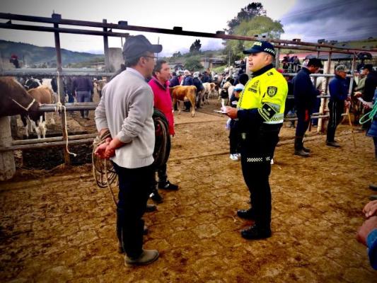 La Policía Nacional adelanta actividad preventiva en el mercado campesino de jongovito