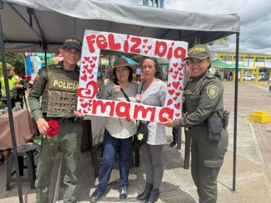 La Policía Nacional en Chachagüí honra a las madres en su día con una emotiva entrega de rosas