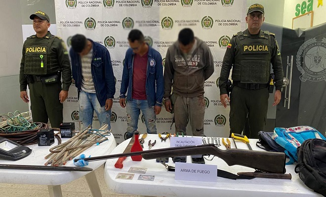 Policía Nacional, captura tres hombres, hurtando cable de fibra óptica y herramientas