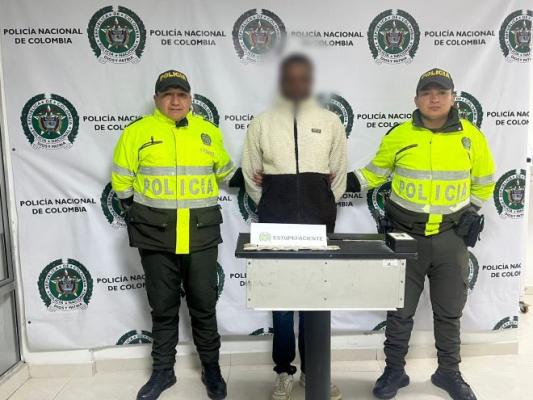 ¡Lo sorprendieron en flagrancia! La policía captura a presunto expendedor de estupefacientes en zona del río