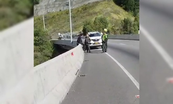 Policía héroe logra rescatar a una persona que pretendía lanzarse de un puente 1