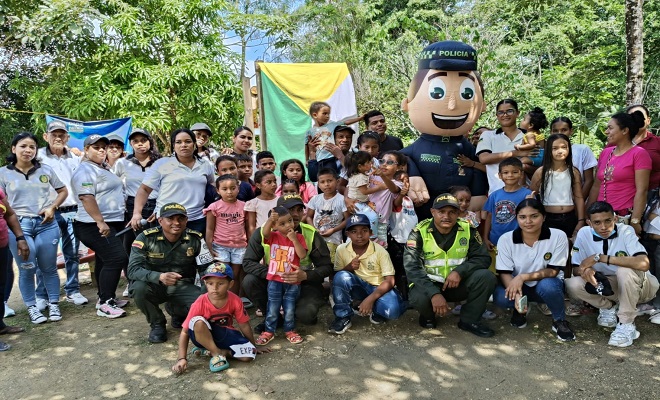 Policía realiza brigada de salud mostrando su parte más humana 