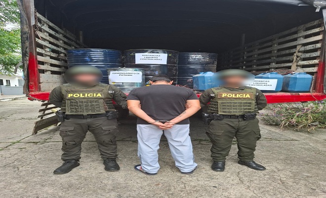 captura en flagrancia de un ciudadano y la incautación de sustancias químicas empleadas para el procesamiento de narcóticos, así como la inmovilización de un vehículo y la incautación de un teléfono celular.