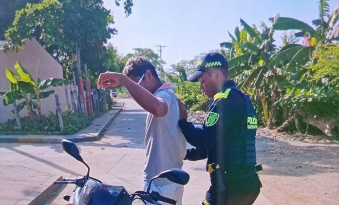 Un funcionario policial realizando un registro a persona