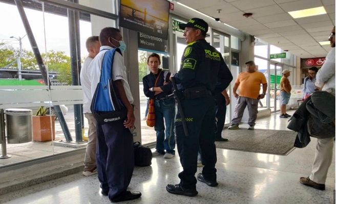 Policía dialogando con la ciudadanía