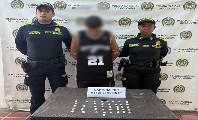 Policía Nacional captura hombre de 22 años con sustancias alucinógenas en Palermo.