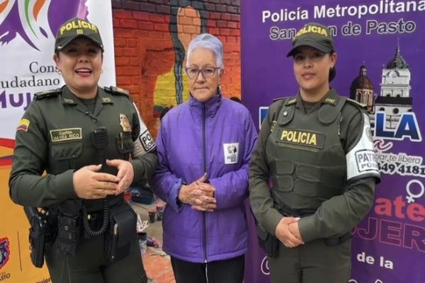 dos mujeres policías y una ciudadana 