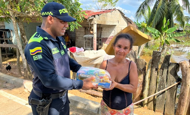 Policía entregando un mercado a una ciudadana