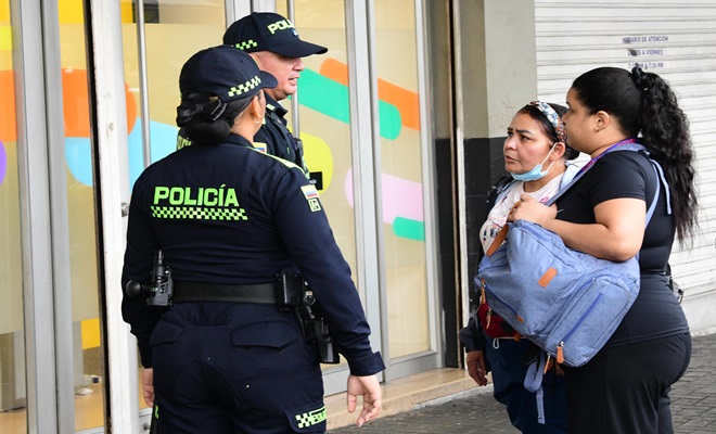 Policías y ciudadanos en entidades bancarias