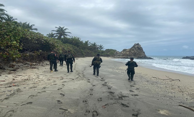 Polic&iacute;as patrullan las playas de Tayrona