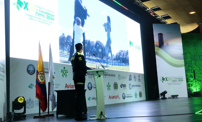 Invitación a los asistentes a participar en laCarrera por la Policía