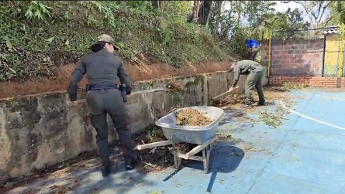 Policía Nacional ayuda en la restauración de un parque 