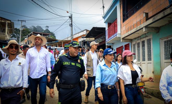 La alcaldesa y el comandante recorren las calles de San Juan de la China.