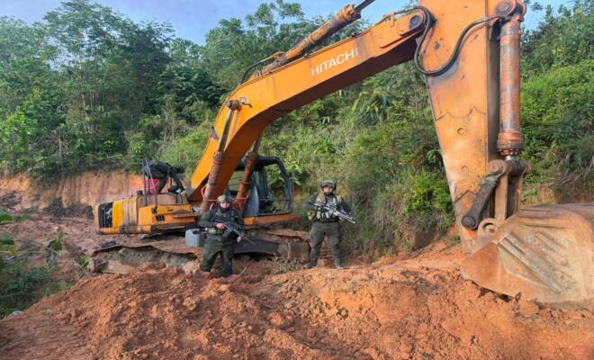 2 Policías anulan retroexcavadora para minería ilegal 