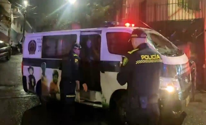 Patrulla de protección a la infancia y la adolescencia con do integrantes de infancia 