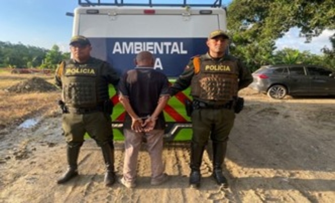 Funcionario de la seccional de carabinero con el capturado