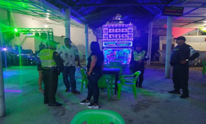 Uniformados realizando controles a establecimientos nocturnos 