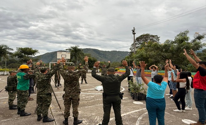 Sembrando árboles con la comunidad.