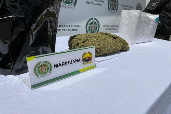 Se halló una bolsa hermética de color negro que contenía en su interior 541.8 gramos